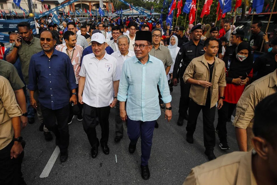 BERI SOKONGAN: Perdana Menteri merangkap Pengerusi PH, Datuk Seri Anwar Ibrahim, (depan) turut  hadir ke pusat penamaan calon untuk memberi sokongan kepada calon PH.