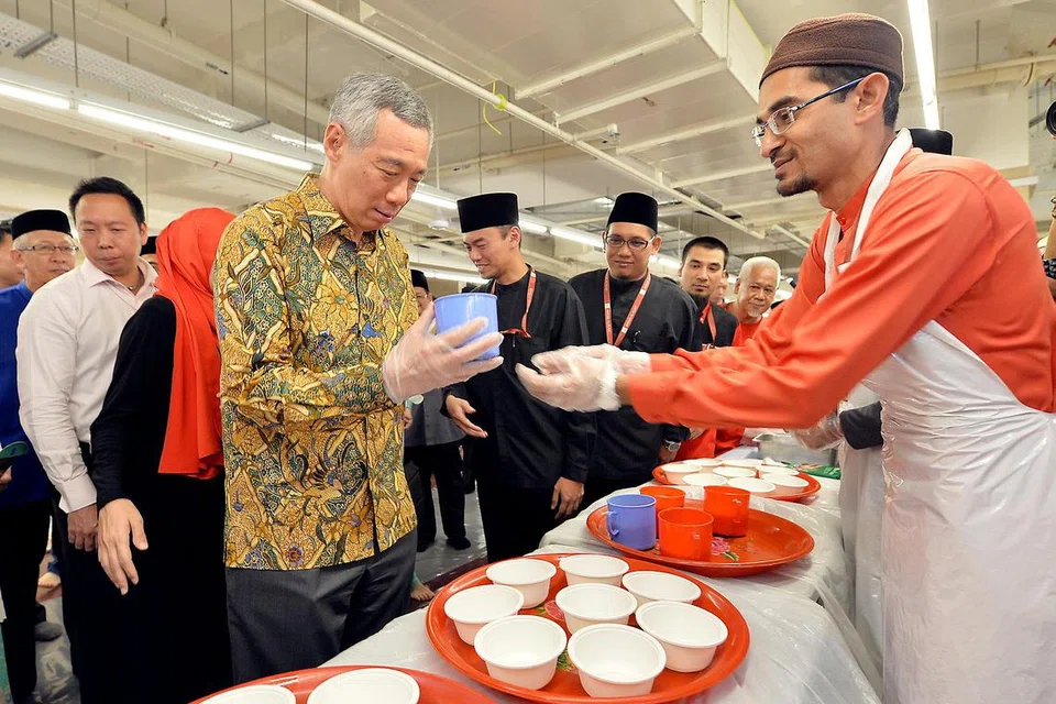 Perdana Menteri, Encik Lee Hsien Loong, membantu menyediakan bubur untuk sesi berbuka puasa di Masjid Al-Islah pada 2016.