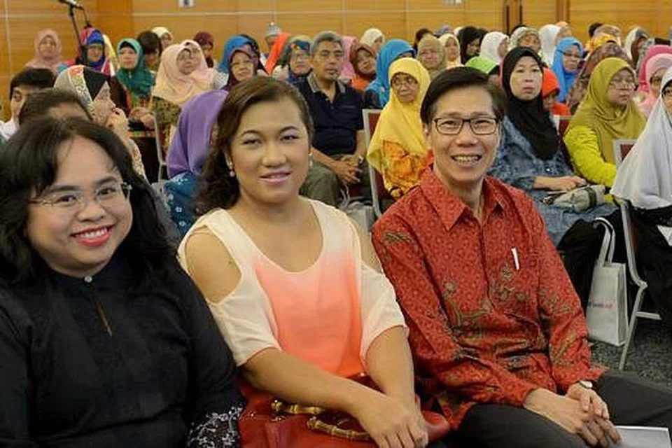 PAKAR HOSPITAL UNIVERSITI NASIONAL (NUH): (Dari kiri) Dr Nurhidayati Suphan, Dr Ida Ismail-Pratt dan Dr Roy Ng Kwok Weng mengulas topik yang menyentuh isu kesihatan wanita di Forum Kesihatan 2015 anjuran Berita Harian bersama NUH. - Foto TUKIMAN WARJI.