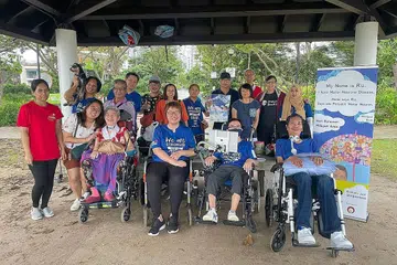 BERSAMA PESAKIT MND: Riz Sunawan bersama para pesakit dan penyokong Persatuan Penyakit Motor Neuron semasa sesi pengagihan bukunya Nama saya Riz. Saya ada Penyakit Motor Neuron di East Coast Park pada 28 Januari lalu. - Foto fail