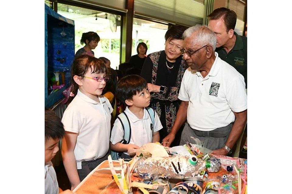 SAMPAH JADI SENI: (Dari kanan) Encik Mike Barclay (terlindung), Pengerusi Mandai Park Holdings, Encik S. Dhanabalan, dan Cik Olivia Lim, melihat hasil tangan pelajar yang menggunakan bahan plastik terpakai bagi menghasilkan seni. 