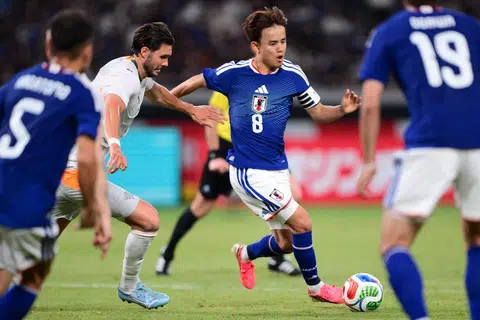 Pemain sayap berbakat besar Jepun, Takefusa Kubo (jersi 8), mengawal kemas bola sambil diasak pemain pertahanan Iceland dalam aksi perlawanan persahabatan di Tokyo. Ketiadaan beberapa tonggak akibat kecederaan menuntut pemain berusia 25 tahun ini memikul tanggungjawab lebih besar sebagai nadi kreatif pasukan.