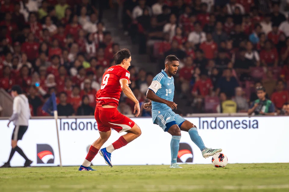 Kapten Singapura, Hariss Harun (kanan), dan barisan pertahanannya berdepan tugas berat mengekang asakan bertali-arus barisan serangan Indonesia.