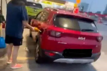 Kenderaan bernombor pendaftaran Singapura dikesan mengisi petrol RON95 di sebuah stesen minyak di Johor sebelum dikesan pihak berkuasa.