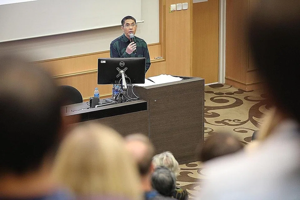 RAIH PENGAJARN DARIPADA SEJARAH: Dr Maliki yang berucap di sidang 'Singapura Before Raffles: Archaeology and the Seas, 400 BCE - 1600 CE' berkata berharap lebih ramai orang akan rasa terdorong memahami sejarah dan mengetengahkan pandangan baru bagi membolehkan Singapura bertekad meraih masa depan yang mampu mengukuhkan identitinya sebagai satu rakyat. - Foto BH oleh ONG WEE JIN