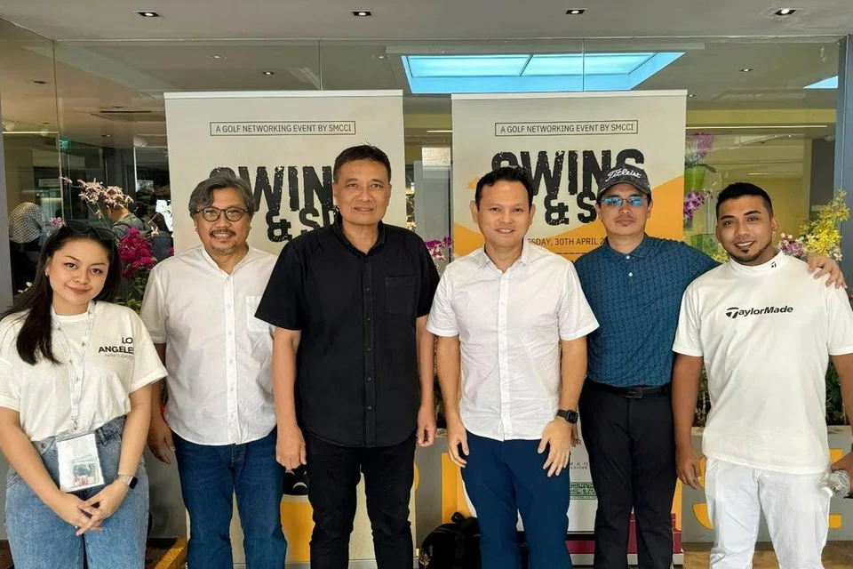 (dari kiri) Pengarah Eksekutif DPPMS, Cik Nadiah Hassan; pengerusi OKG, Encik Zaki Ma’arof; Presiden Dewan Perniagaan dan Perusahaan Melayu Singapura (DPPMS), Encik Abu Bakar Mohd Nor; Menteri Negara Kanan (Pertahanan merangkap Tenaga Manusia), Encik Zaqy Mohamed; Anggota lembaga pengarah DPPMS, Encik Feroz Akbar; Penolong Setiausaha Kehormat DPPMS, Encik Muhammad Syahiran Rohajat semasa acara Swing & Sip di Orchid Country Club.