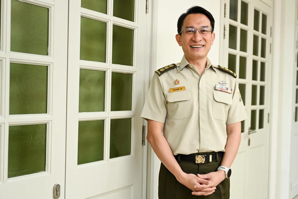 Este año es la segunda vez el presidente de la celebración del NDP Heartlands 2025 para Bukit Gombak y Yishun, Coronel (NSMen) Coronel (COL) Halmie Hussein Mattar (NSMen), está involucrado en la celebración del NDP en el vecindario. 