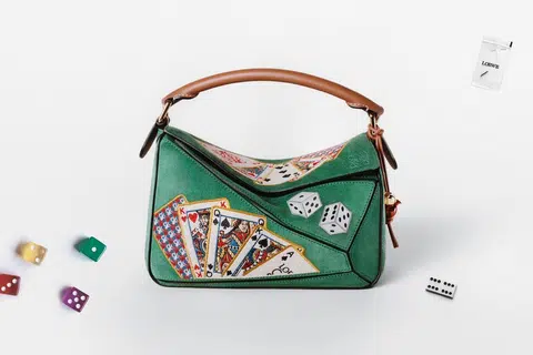 Label fesyen dari Sepanyol, Loewe, telah melancarkan ‘Puzzle 10 – SS18 Runway Re-edition’ ($8,700) sempena ulang tahun ke-10 beg ikonik tersebut.