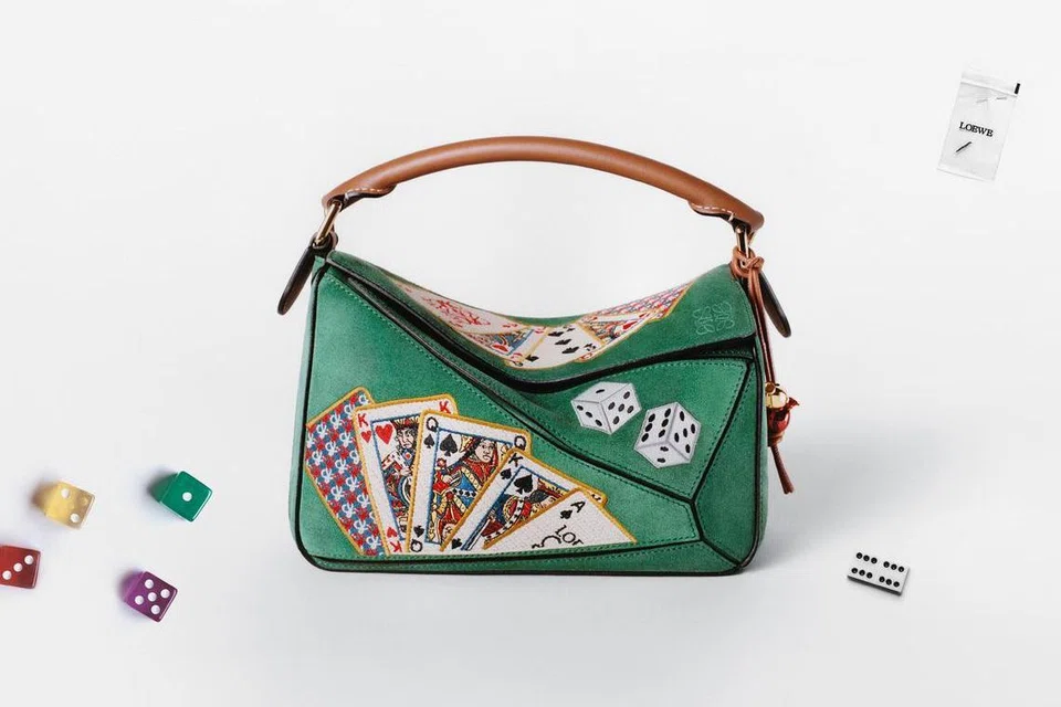 Label fesyen dari Sepanyol, Loewe, telah melancarkan ‘Puzzle 10 – SS18 Runway Re-edition’ ($8,700) sempena ulang tahun ke-10 beg ikonik tersebut.