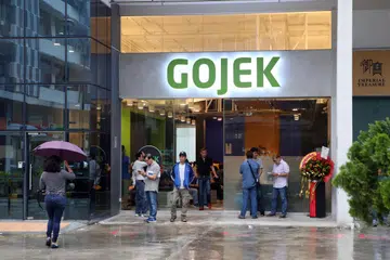 TAMBAH PENDAPATAN PEMANDU: Gojek akan kurangkan komisen yang diambil daripada pemandunya. 
