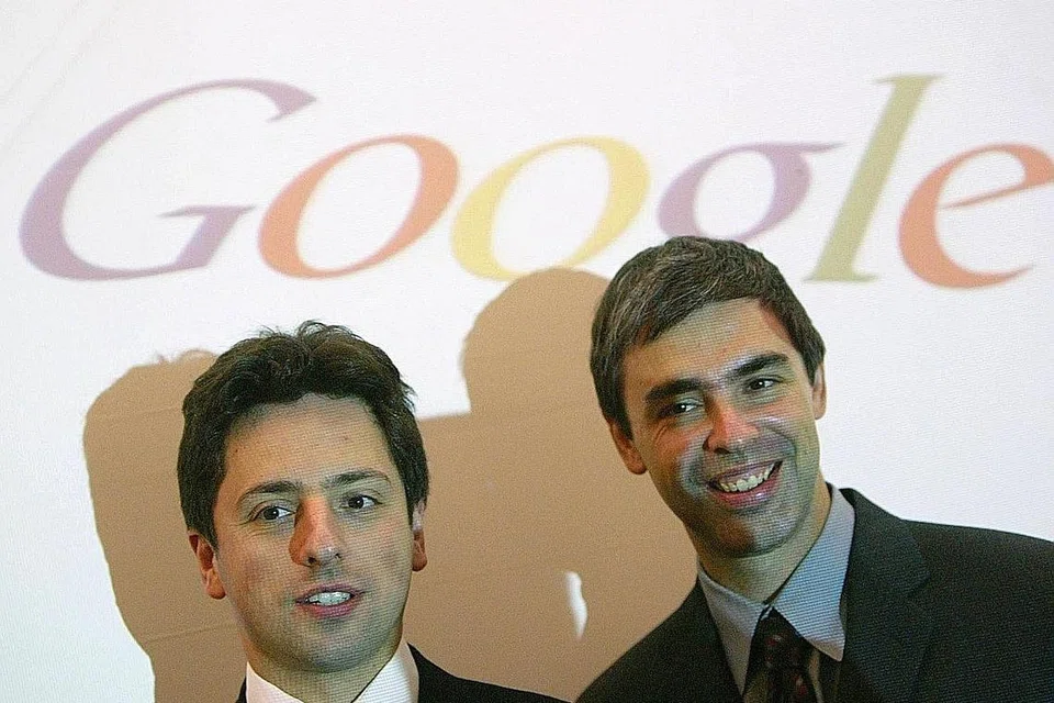 UNDUR DIRI: Encik Larry Page (kanan) dan Encik Sergey Brin akan meninggalkan peranan masing-masing sebagai CEO Alphabet dan presiden namun akan kekal dalam lembaga pengarah, pemegang saham serta pengasas bersama syarikat itu. - Foto AFP