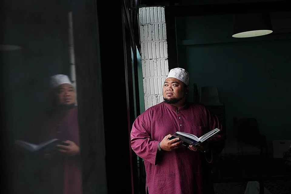 PINJAMKAN TELINGA: Ustaz Firdaus merupakan kaunselor agama di bawah program 'Fitrah', dan secara sukarela membimbing banduan tahap akhir, yang kebanyakannya dikena hukuman gantung disebabkan dadah. - Foto BM oleh KELVIN CHNG