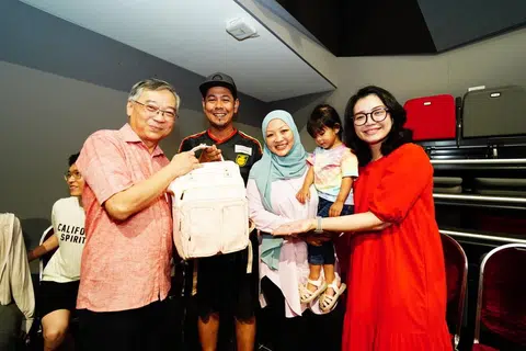 Cik Ruziana Rudy (tengah) dan suaminya, Encik Mohammad Fazil Abdul Aziz (dua dari kiri) mendapat beg bayi Fengshan daripada Timbalan Perdana Menteri (DPM) Encik Gan Kim Yong (kiri) dan Anggota Parlimen (AP) GRC East Coast, Cik Hazlina Abdul Halim di Kelab Masyarakat Fengshan pada 26 April.