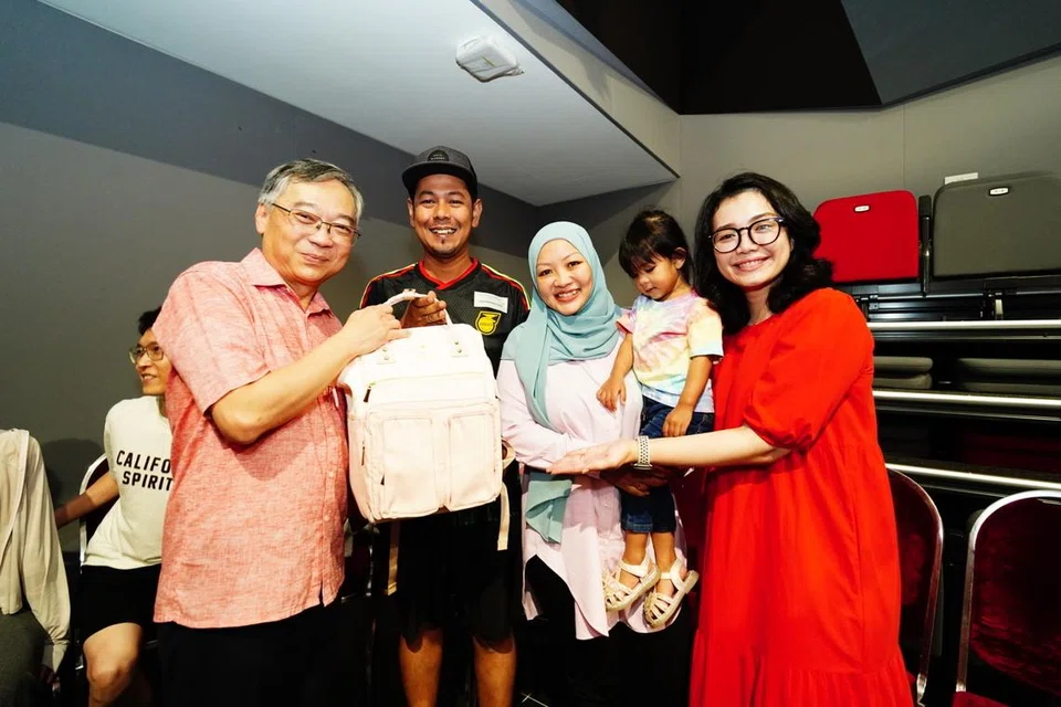 Cik Ruziana Rudy (tengah) dan suaminya, Encik Mohammad Fazil Abdul Aziz (dua dari kiri) mendapat beg bayi Fengshan daripada Timbalan Perdana Menteri (DPM) Encik Gan Kim Yong (kiri) dan Anggota Parlimen (AP) GRC East Coast, Cik Hazlina Abdul Halim di Kelab Masyarakat Fengshan pada 26 April.