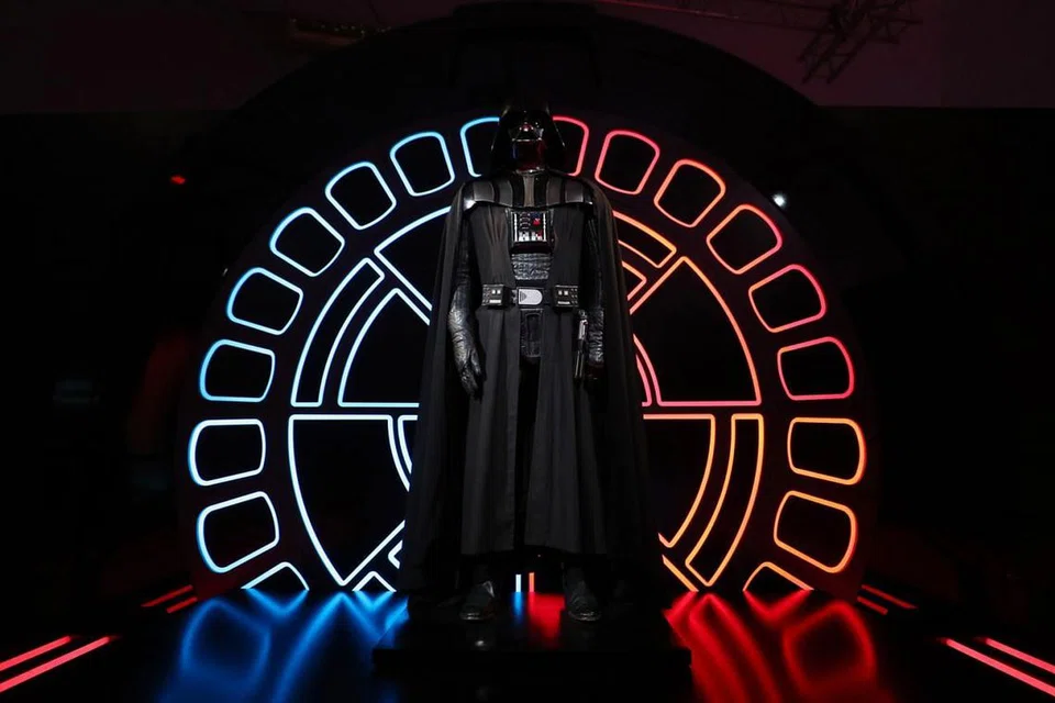 WATAK-WATAK UTAMA: Peranan Yoda, Darth Vader (atas) dan Jabba the Hutt dalam filem-filem 'Star Wars' sentiasa berada dalam ingatan peminat. Pengunjung ke pameran 'Star Wars: Identities' berpeluang melihat pakaian dan patung watak-watak itu mulai 30 Januari di Muzium ArtScience. - Foto BH oleh TIMOTHY DAVID, MUZIUM ARTSCIENCE dan LUCASFILM 