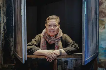 Pengarah dan penggiat teater mapan, Atin Amat, menggalakkan barisan pelakon dalam pementasan ‘Salina’ (2025) untuk membaca novel setebal 500 halaman itu, demi mendalami perasaan yang ingin disampaikan dalam jalan cerita secara tuntas.