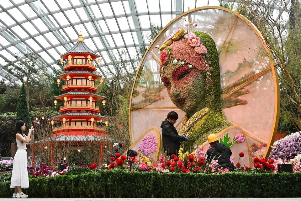 Gardens by the Bay menyambut Tahun Baru Cina dengan Spring Blossoms, paparan bunga yang diilhamkan oleh cerita rakyat masyarakat Cina, ‘Legend Of The White Snake’. Ia mengisahkan penyatuan antara seorang lelaki bernama Xu Xian dan ‘roh ular’ betina, Bai Suzhen, juga dikenali sebagai ‘Madam White Snake’.