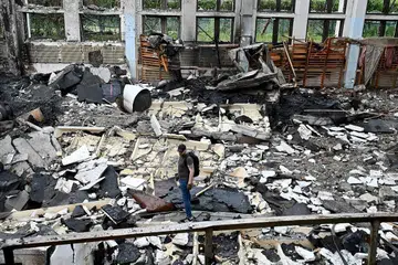 POLITEKNIK MUSNAH: Seorang pekerja dilihat meninjau keadaan di sebuah Kompleks Sukan Politeknik yang musnah akibat dibedil peluru berpandu tentera Russia di Kharkiv, timur laut Ukraine, kelmarin, apabila perang memasuki hari ke-121. - Foto AFP