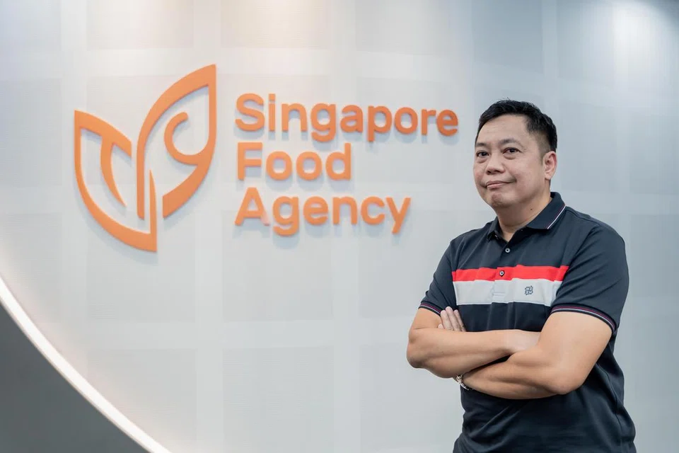Eksekutif Kanan, Agensi Makanan Singapura (SFA) di Pejabat Daerah Timur (Sero), Encik Suwita Nasan, bangga dapat menjalankan peranannya sebagai pegawai SFA untuk memastikan keselamatan makanan di Singapura. Beliau telah bertugas sebagai pegawai SFA selama 12 tahun.