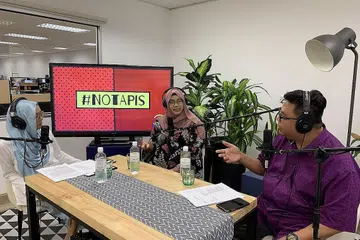 KONGSI KEPERITAN: Cik Nadia Azman (tengah) berkongsi dengan hos #NoTapis, koresponden BH Shahida Sarhid dan Suhaimi Yusof. - Foto fail