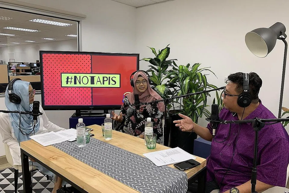 KONGSI KEPERITAN: Cik Nadia Azman (tengah) berkongsi dengan hos #NoTapis, koresponden BH Shahida Sarhid dan Suhaimi Yusof. - Foto fail