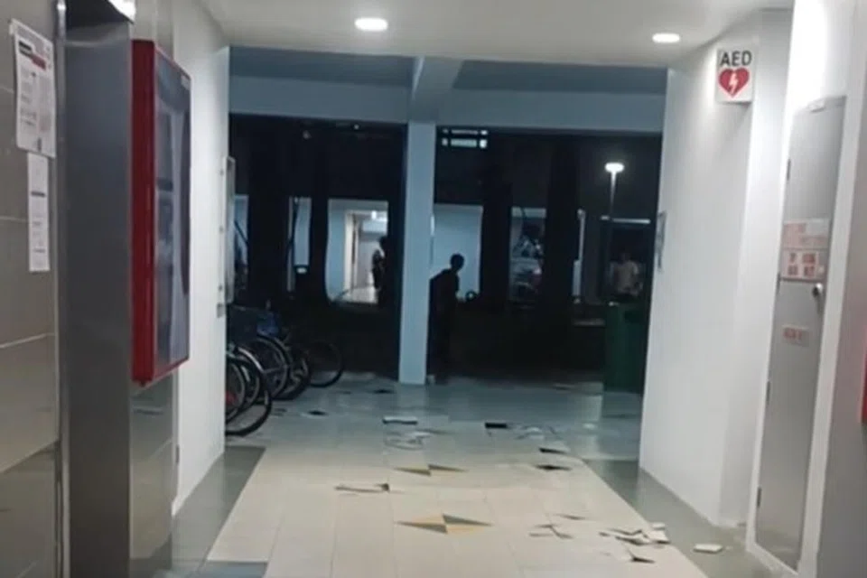 Dalam satu video yang dimuat naik di TikTok, jubin lantai di kawasan lobi lif itu kelihatan terpelanting, dengan banyak jubin yang pecah atau tertanggal dari tempat asalnya.