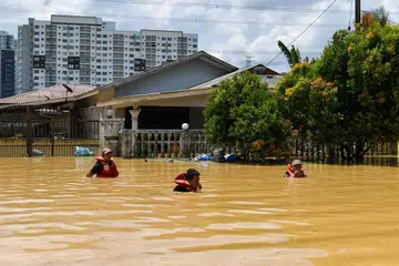 BANTU SELAMATKAN: Anggota Jabatan Bomba dan Penyelamat membuat tinjauan di sekitar kawasan yang dinaiki air di Kampung Bangi Tambahan, Selangor, pada Isnin, berikutan hujan lebat yang melanda sejak Ahad.
