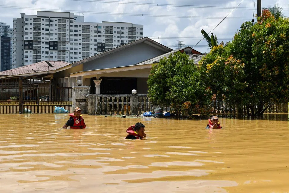BANTU SELAMATKAN: Anggota Jabatan Bomba dan Penyelamat membuat tinjauan di sekitar kawasan yang dinaiki air di Kampung Bangi Tambahan, Selangor, pada Isnin, berikutan hujan lebat yang melanda sejak Ahad.