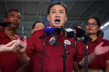 Setiausaha Agung Parti Perikatan Rakyat bagi Pembaharuan (PAR), Encik Lim Tean, bercakap kepada media di Pasar dan Pusat Makanan Pek Kio pada 18 April 2025.