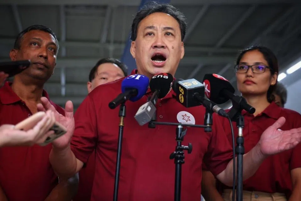 Setiausaha Agung Parti Perikatan Rakyat bagi Pembaharuan (PAR), Encik Lim Tean, bercakap kepada media di Pasar dan Pusat Makanan Pek Kio pada 18 April 2025.