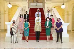 RAIKAN WANITA HEBAT: Presiden Halimah bergambar bersama wanita yang disenaraikan tahun ini dalam Dewan Kemasyhuran Wanita Singapura serta wakil mereka. - Foto MCI
