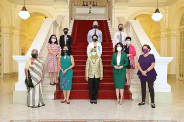 RAIKAN WANITA HEBAT: Presiden Halimah bergambar bersama wanita yang disenaraikan tahun ini dalam Dewan Kemasyhuran Wanita Singapura serta wakil mereka. - Foto MCI
