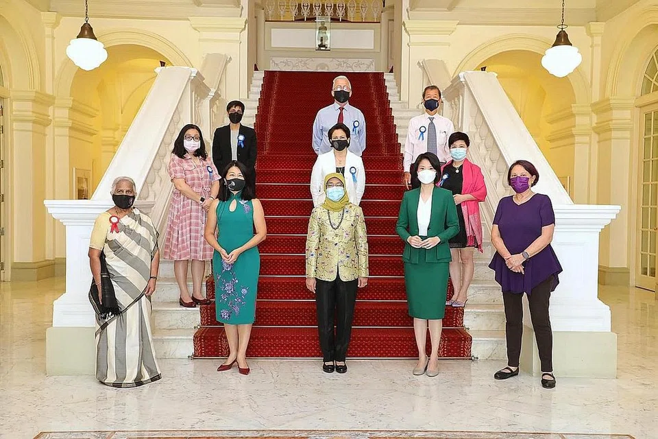 RAIKAN WANITA HEBAT: Presiden Halimah bergambar bersama wanita yang disenaraikan tahun ini dalam Dewan Kemasyhuran Wanita Singapura serta wakil mereka. - Foto MCI