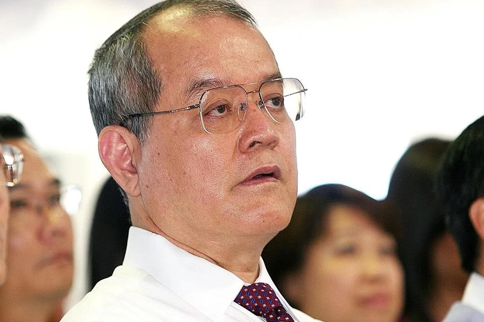 MAHU TAGGUH BAYAR HUTANG: Afidavit yang ditandatangani pengasas Lim Oon Kuin (atas) menunjukkan Hin Leong Trading dan cabang perkapalannya, Ocean Tankers (Pte) Ltd, ingin mendapatkan penangguhan enam bulan bagi hutangnya dengan bank. - Foto fail