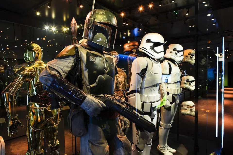 PAKAIAN BOBBA FETT DAN SERAGAM STORMTROOPER: Dua pakaian seragam watak Stormtrooper diletak bersebelahan (kanan) untuk memberi peluang kepada peminat untuk membandingkan perubahan kepada rekaan pakaian itu. - Foto BH oleh TIMOTHY DAVID, MUZIUM ARTSCIENCE dan LUCASFILM 