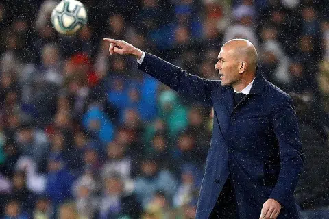 KONFLIK DENGAN PEMAIN?: Walaupun Zidane terus mendapat penghormatan Presiden Real Madrid Florentino Perez, laporan mengenai pertembungan dengan pemain di Real mendorong desas-desus tentang perpindahannya ke Italy. - Foto REUTERS