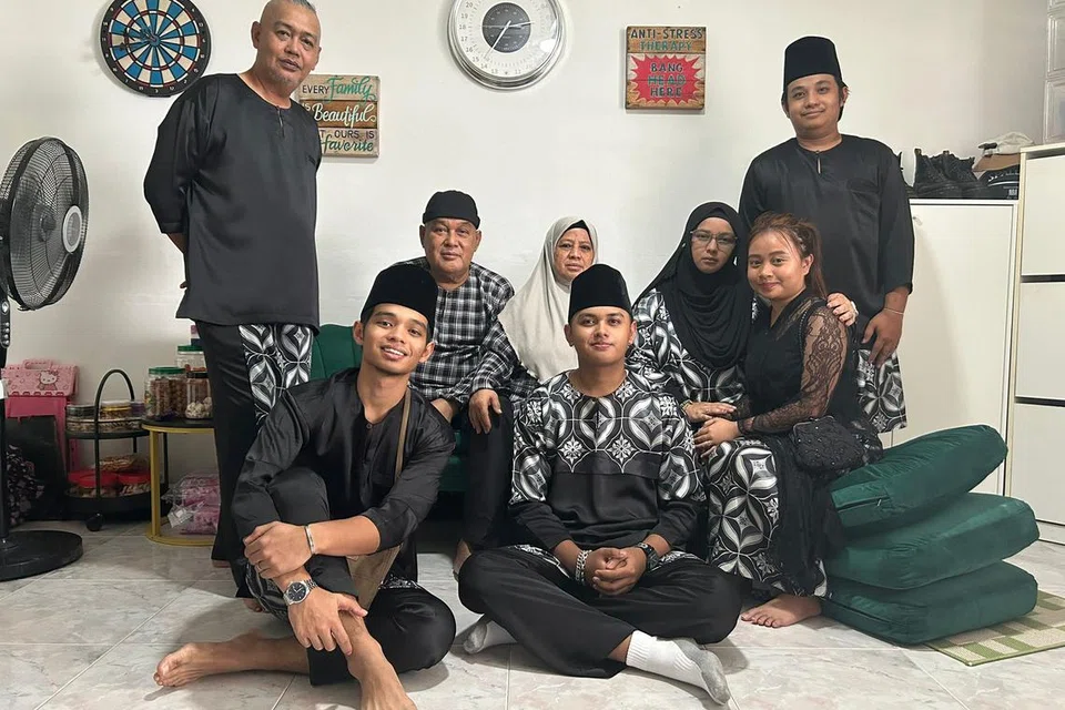 Keluarga Allahyarham Mohd Shahfiq Irman, bersama datuk dan neneknya, bergambar bersama tanpa arwah di sisi. Pemergian Allahyarham Shahfiq masih dirasakan keluarganya. 