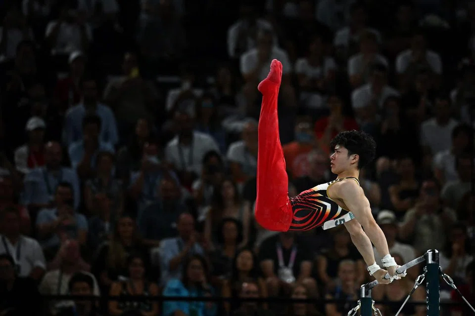 Atlet gimnas Jepun, Shinnosuke Oka beraksi dengan penuh keyakinan semasa pertandingan akhir acara palang lintang gimnastik lelaki semasa Sukan Olimpik Paris 2024 di Arena Bercy di Paris, pada 31 Julai. 