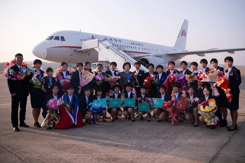 Pasukan bola sepak wanita Korea Utara bawah 17 tahun selepas tiba di Pyongyang pada 9 November. 
