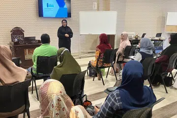 KONGSI ILMU: Cik Anggun Aida, pengasas & pengerusi Wonderously Woman GEM, merupakan pelatih yang dijemput untuk berkongsi pengalaman bersama para peserta.