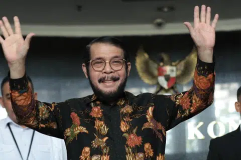 DAKWA ADA KONSPIRASI: Hakim Mahkamah Perlembagaan, Encik  Anwar Usman, melambai kepada wartawan selepas sidang akhbar di bangunan mahkamah di Jakarta pada Rabu. 