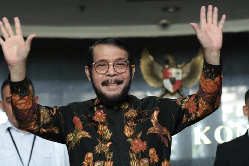 DAKWA ADA KONSPIRASI: Hakim Mahkamah Perlembagaan, Encik  Anwar Usman, melambai kepada wartawan selepas sidang akhbar di bangunan mahkamah di Jakarta pada Rabu. 