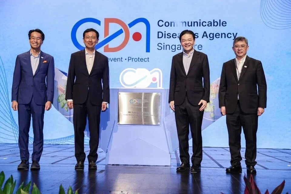 Perdana Menteri Encik Lawrence Wong (dua dari kanan), merasmikan pelancaran Agensi Penyakit Berjangkit (CDA) pada 12 November bersama (dari kiri) Ketua Pegawai Eksekutif CDA, Profesor Vernon Lee; Menteri Penyelaras bagi Dasar Sosial merangkap Menteri Kesihatan, Encik Ong Ye Kung; dan Pengerusi lembaga CDA, Profesor Kenneth Mak; di Pusat Budaya Universiti Nasional Singapura (UCC).