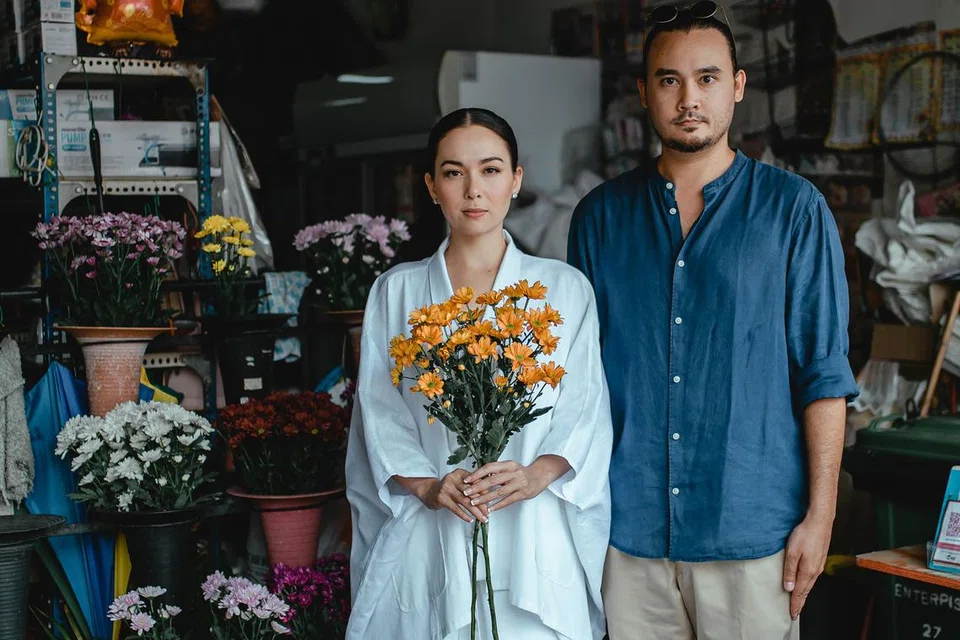 Siti Saleha berkata beliau bersama pasangan, Joshua Fitton, tidak hanya berkongsi darah kacukan Inggeris-Melayu, bahkan menggemari hobi yang sama seperti melakukan kegiatan lasak dan menikmati keindahan alam.
