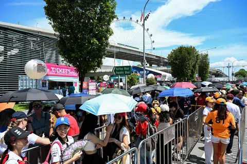 Orang ramai beratur untuk memasuki Litar Jalanan Marina Bay pada 22 September.  