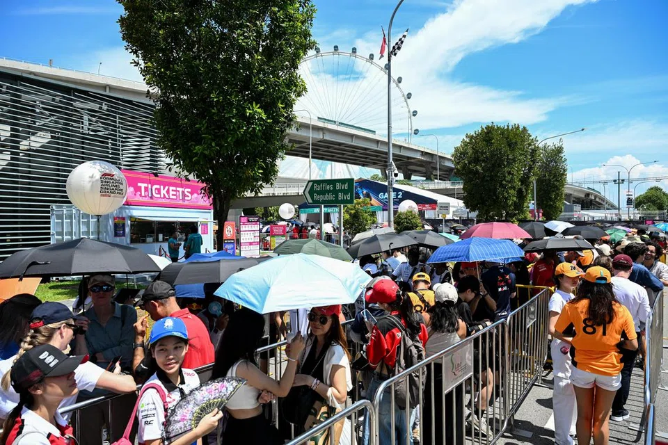 Orang ramai beratur untuk memasuki Litar Jalanan Marina Bay pada 22 September.  