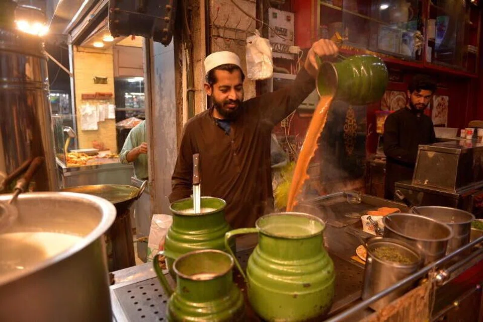 Seorang lelaki Pakistan menyediakan teh di sebuah restoran bagi sahur semasa Ramadan di Peshawar, Pakistan, pada 19 Februari.