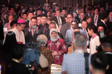 GALAK PERPADUAN: Puan Halimah (tengah) berinteraksi dengan hadirin semasa Persidangan Antarabangsa Mengenai Masyarakat Bersatu Padu (ICCS) pertama yang diadakan pada 19 Jun 2019.