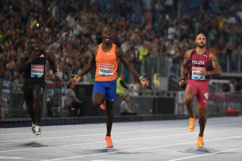 Letsile Tebogo (tengah) memberikan reaksi gembiranya selepas mengatasi pelari Kenya, Ferdinand Omanyala (kiri) dan Lamont Marcell Jacobs dari Italy, selepas memenangi acara 100 meter di kejohanan Liga Diamond di Rome pada 30 Ogos.