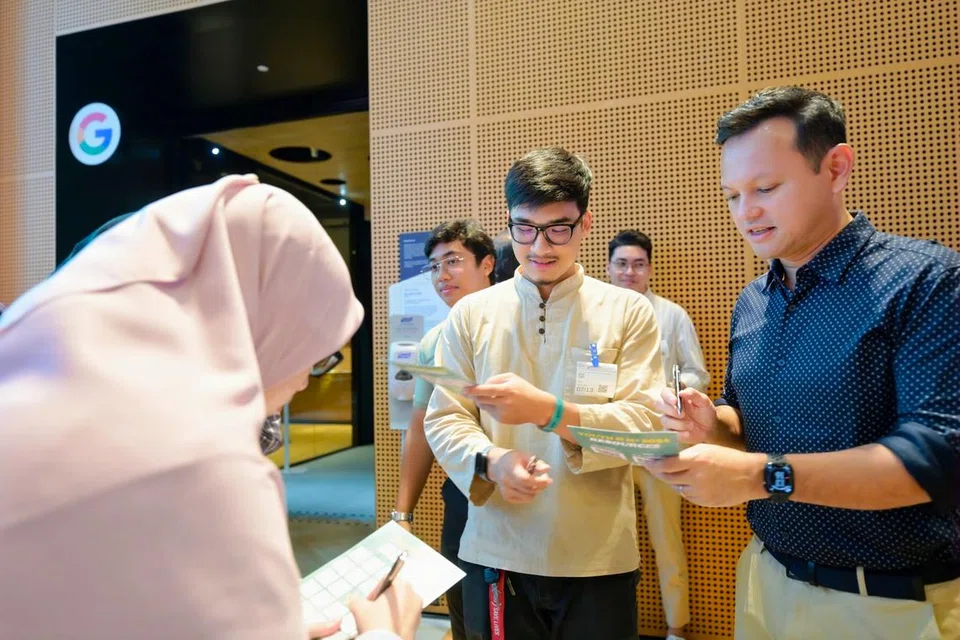 Menteri Negara Kanan (Pertahanan merangkap Tenaga Manusia), Encik Zaqy Mohamad, yang juga Timbalan Pengerusi Yayasan Mendaki, berinteraksi dengan peserta di Sesi Rangkaian YOUth@M³ yang diadakan di Google Singapore.